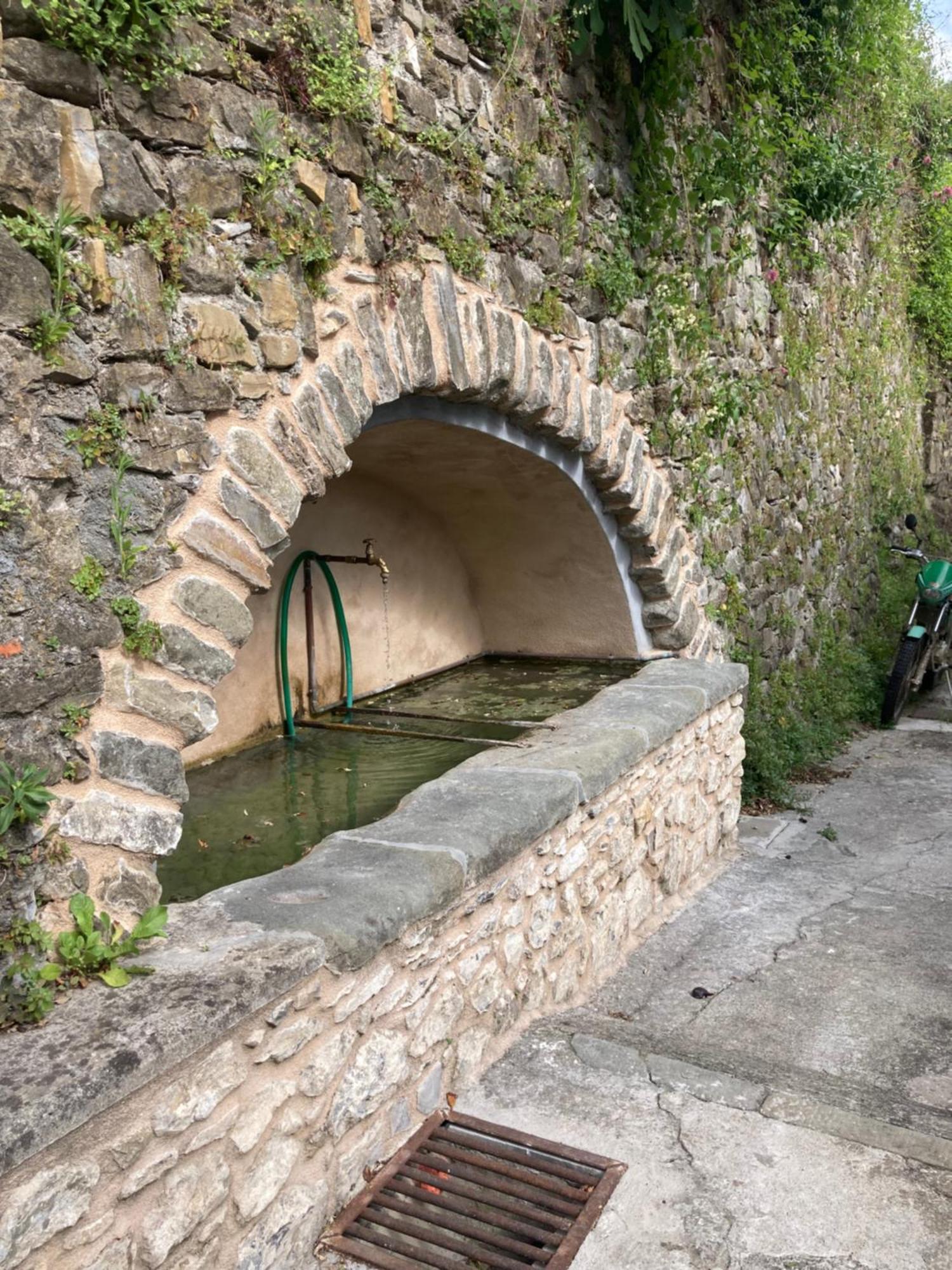 La Vecchia Stalla Appartement Varano  Buitenkant foto